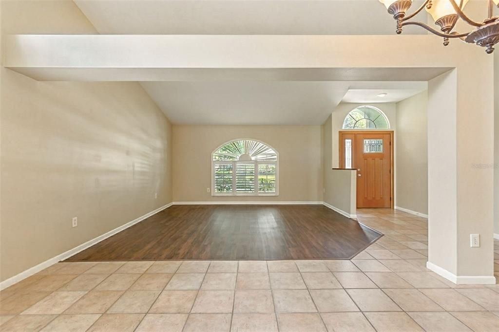 Под контрактом: $475,000 (3 спален, 2 ванн, 2070 Квадратных фут)