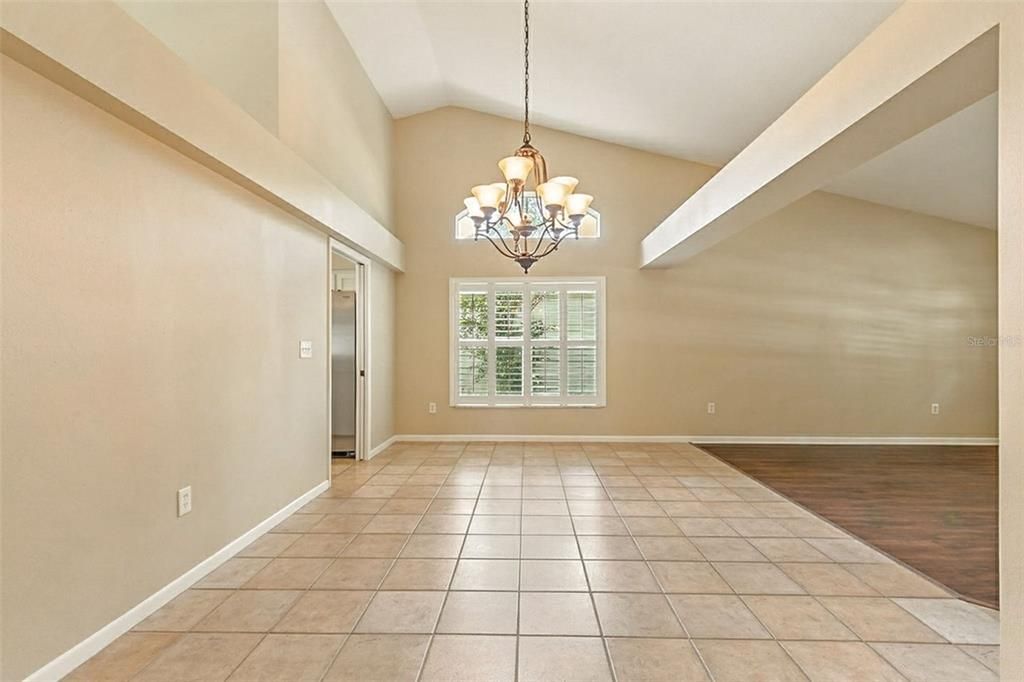 Под контрактом: $475,000 (3 спален, 2 ванн, 2070 Квадратных фут)