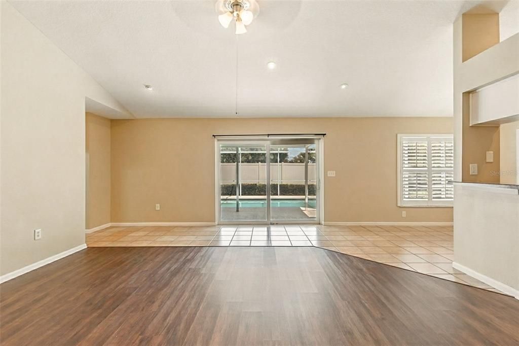 Под контрактом: $475,000 (3 спален, 2 ванн, 2070 Квадратных фут)