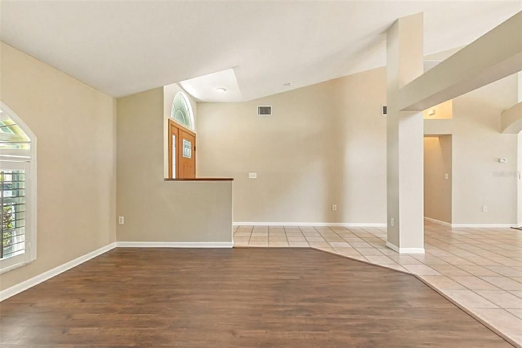 Под контрактом: $475,000 (3 спален, 2 ванн, 2070 Квадратных фут)