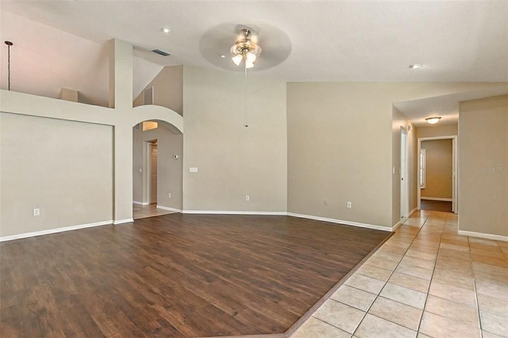 Под контрактом: $475,000 (3 спален, 2 ванн, 2070 Квадратных фут)