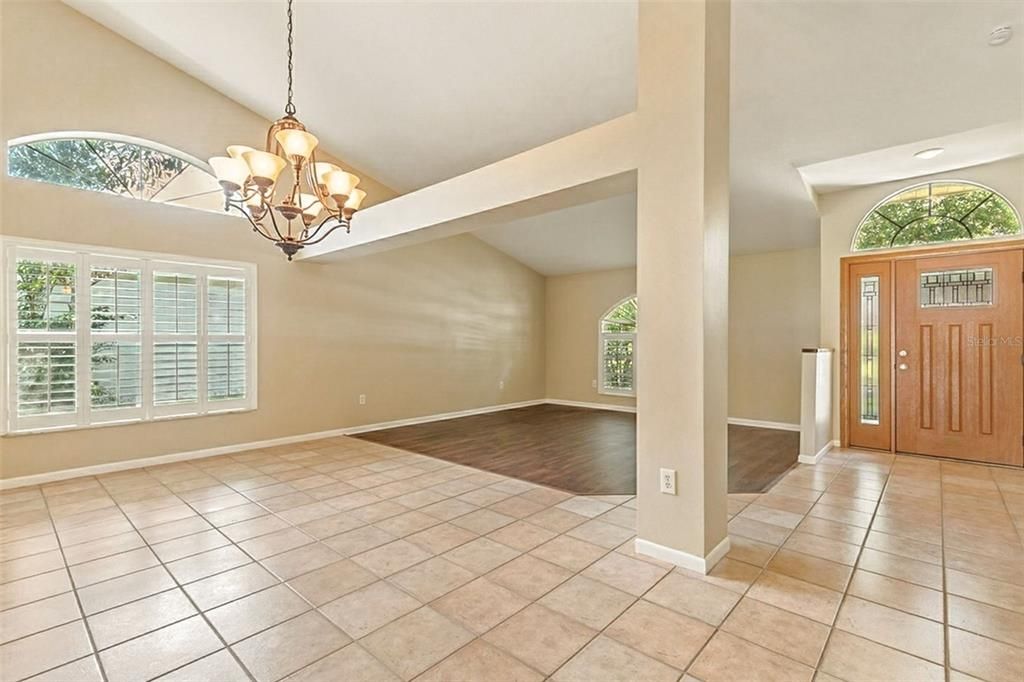 Под контрактом: $475,000 (3 спален, 2 ванн, 2070 Квадратных фут)