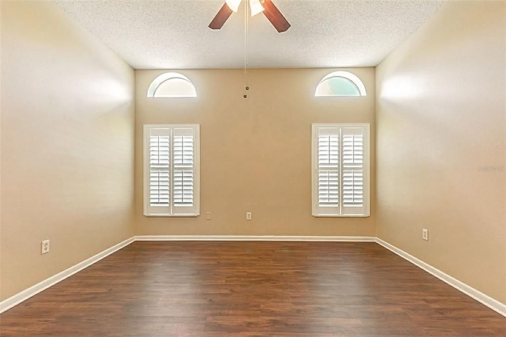 Под контрактом: $475,000 (3 спален, 2 ванн, 2070 Квадратных фут)