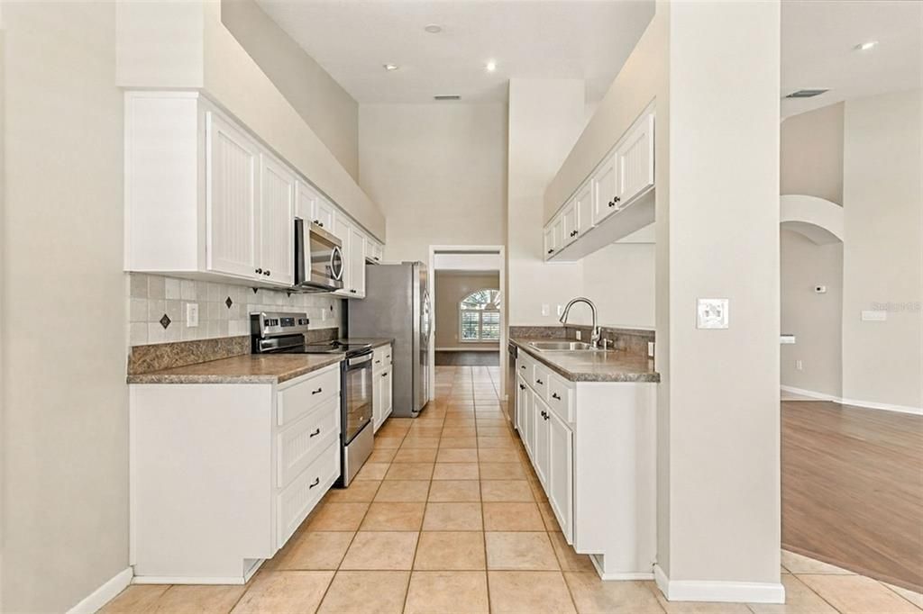 Под контрактом: $475,000 (3 спален, 2 ванн, 2070 Квадратных фут)