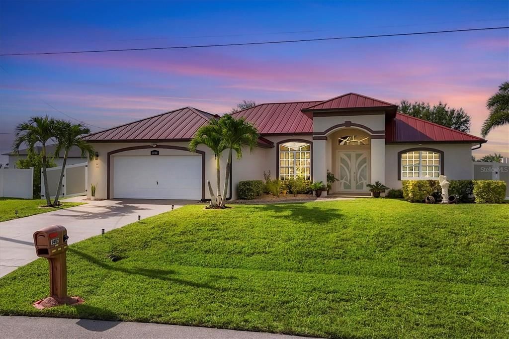 Active With Contract: $474,900 (3 beds, 2 baths, 2016 Square Feet)