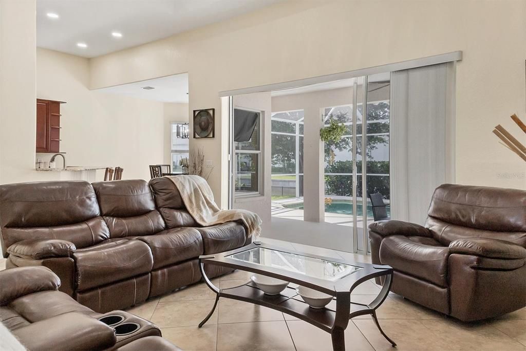 Active With Contract: $474,900 (3 beds, 2 baths, 2016 Square Feet)