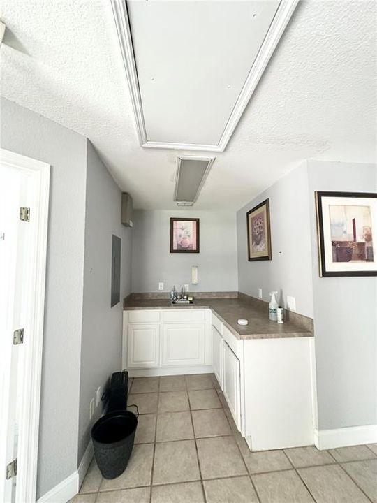 待售: $27,600 (0 贝兹, 0 浴室, 966 平方英尺)