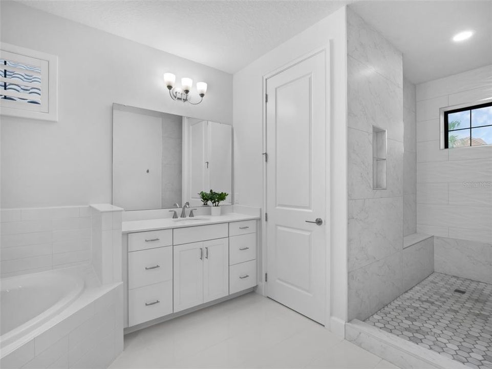 На продажу: $1,600,000 (6 спален, 6 ванн, 4251 Квадратных фут)