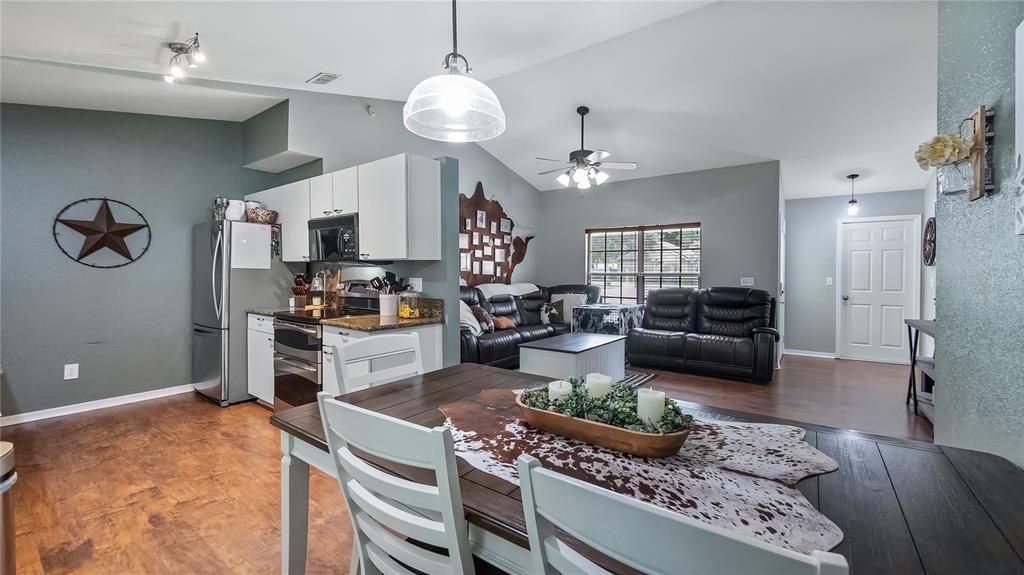 For Sale: $369,000 (3 beds, 2 baths, 1184 Square Feet)