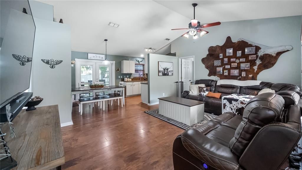 For Sale: $369,000 (3 beds, 2 baths, 1184 Square Feet)