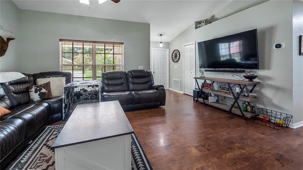 For Sale: $369,000 (3 beds, 2 baths, 1184 Square Feet)