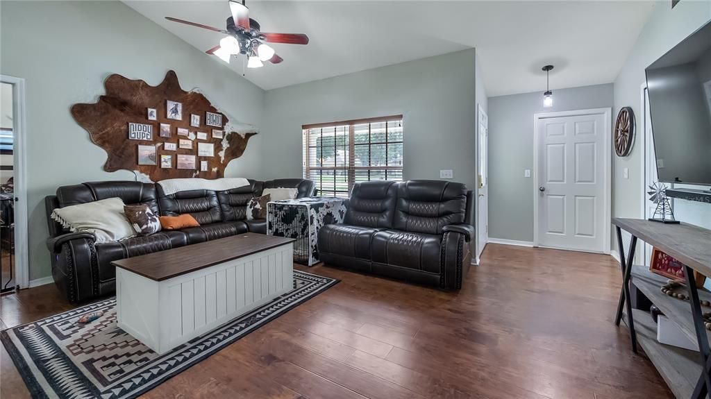 For Sale: $369,000 (3 beds, 2 baths, 1184 Square Feet)