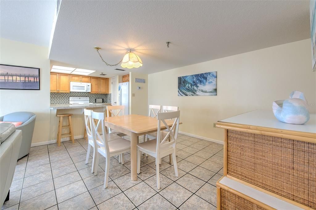 En Venta: $1,125,000 (3 camas, 3 baños, 1450 Pies cuadrados)