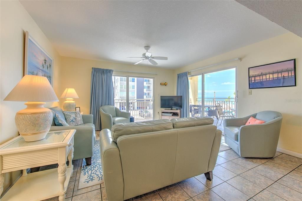 En Venta: $1,125,000 (3 camas, 3 baños, 1450 Pies cuadrados)