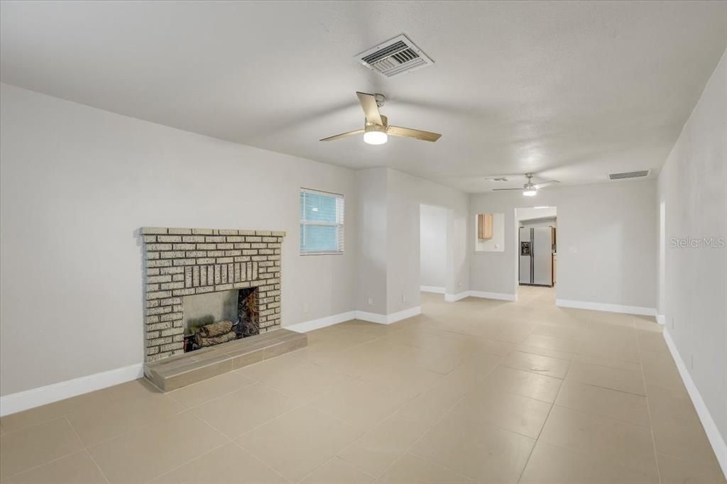 Active With Contract: $279,990 (3 beds, 2 baths, 1078 Square Feet)