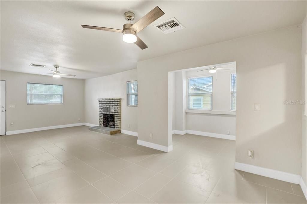 Active With Contract: $279,990 (3 beds, 2 baths, 1078 Square Feet)