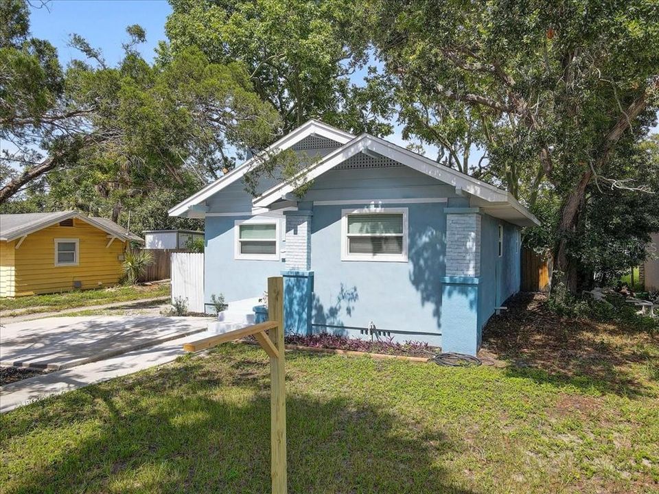 Active With Contract: $279,990 (3 beds, 2 baths, 1078 Square Feet)