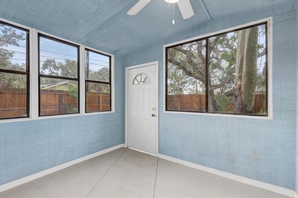 Active With Contract: $279,990 (3 beds, 2 baths, 1078 Square Feet)