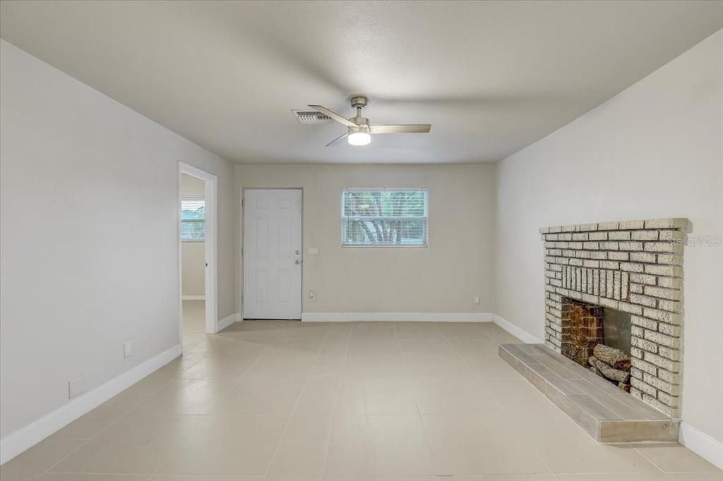 Active With Contract: $279,990 (3 beds, 2 baths, 1078 Square Feet)