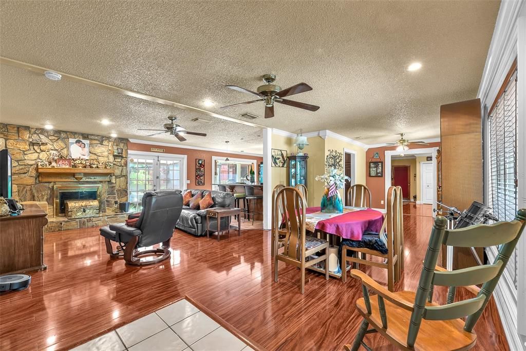 Activo con contrato: $475,000 (3 camas, 2 baños, 3244 Pies cuadrados)