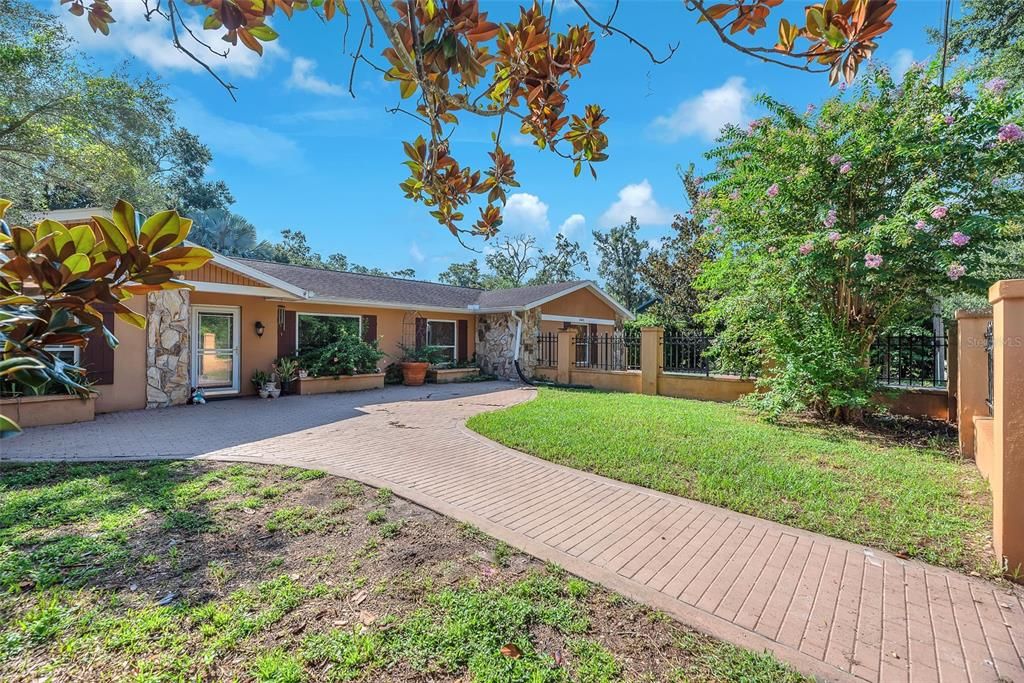 Activo con contrato: $475,000 (3 camas, 2 baños, 3244 Pies cuadrados)