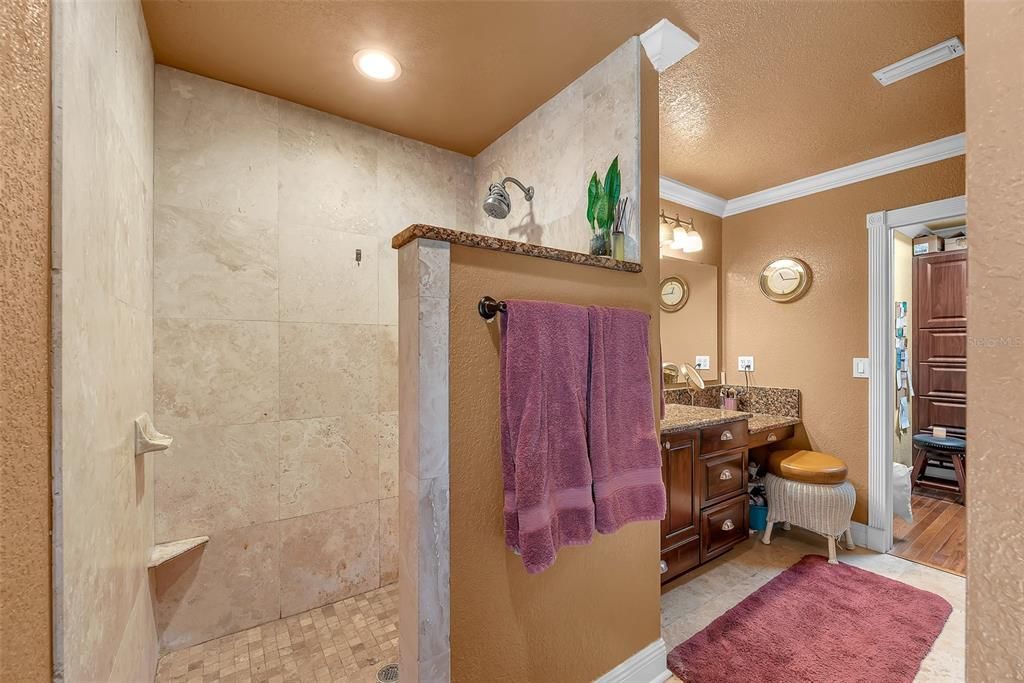 Activo con contrato: $475,000 (3 camas, 2 baños, 3244 Pies cuadrados)