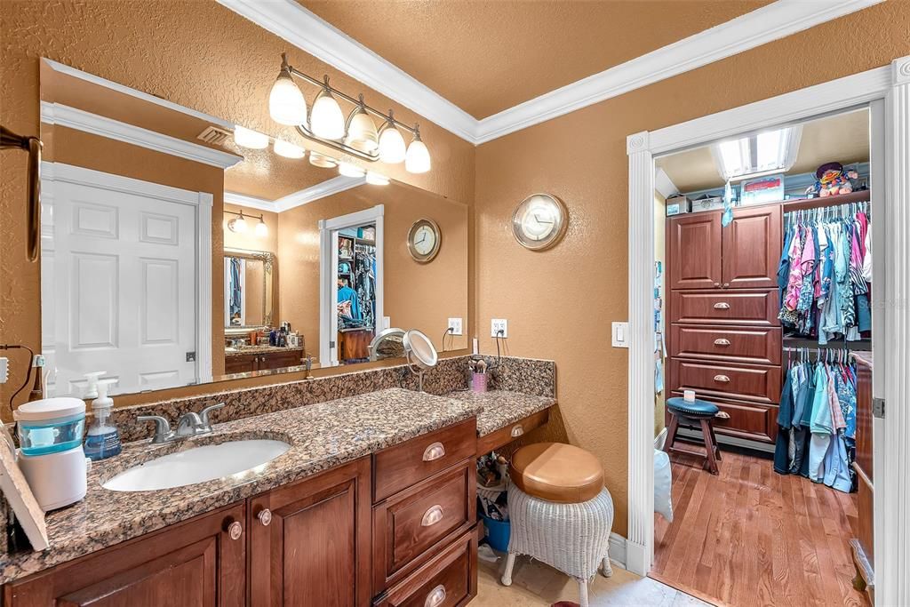 Activo con contrato: $475,000 (3 camas, 2 baños, 3244 Pies cuadrados)