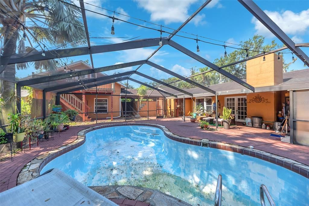 Activo con contrato: $475,000 (3 camas, 2 baños, 3244 Pies cuadrados)