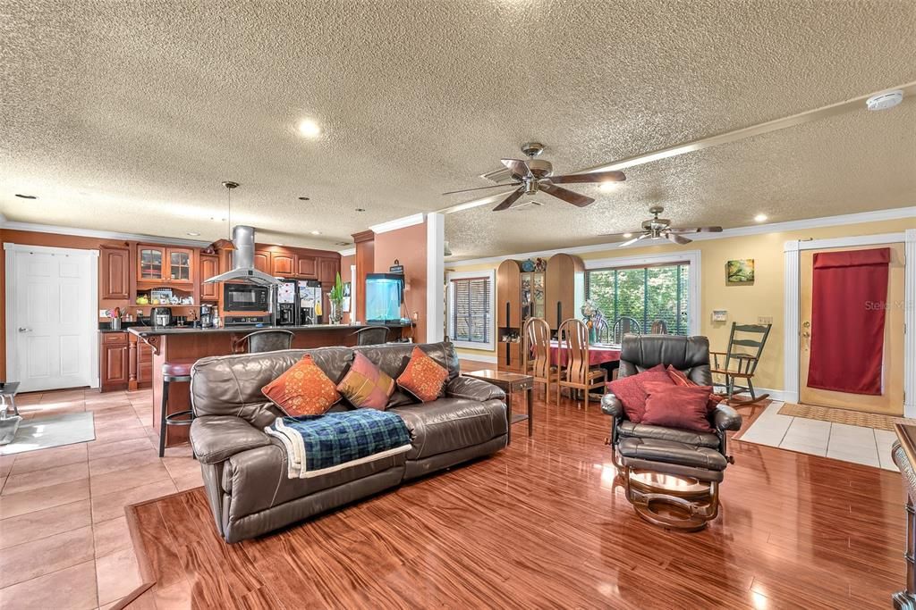 Activo con contrato: $475,000 (3 camas, 2 baños, 3244 Pies cuadrados)