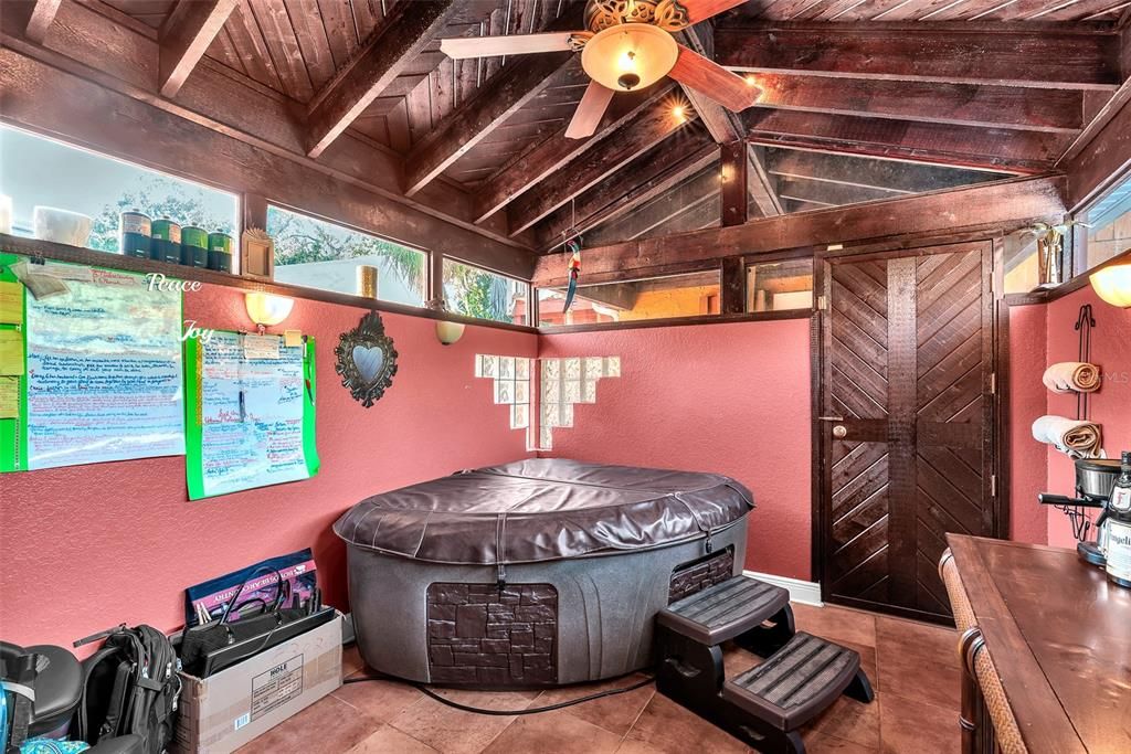 Activo con contrato: $475,000 (3 camas, 2 baños, 3244 Pies cuadrados)