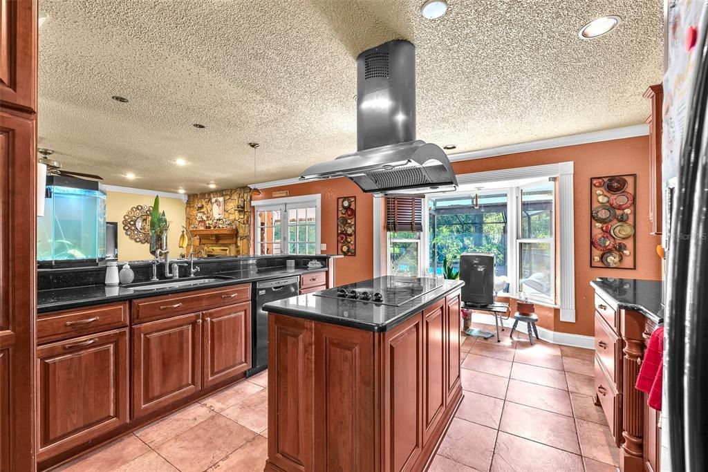 Activo con contrato: $475,000 (3 camas, 2 baños, 3244 Pies cuadrados)