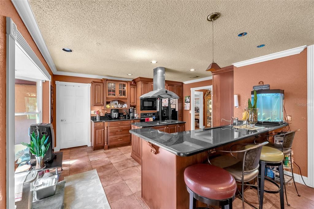 Activo con contrato: $475,000 (3 camas, 2 baños, 3244 Pies cuadrados)