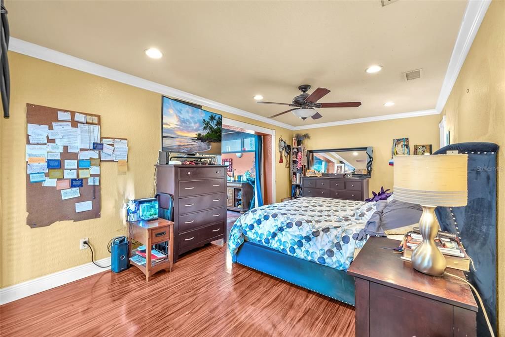 Activo con contrato: $475,000 (3 camas, 2 baños, 3244 Pies cuadrados)