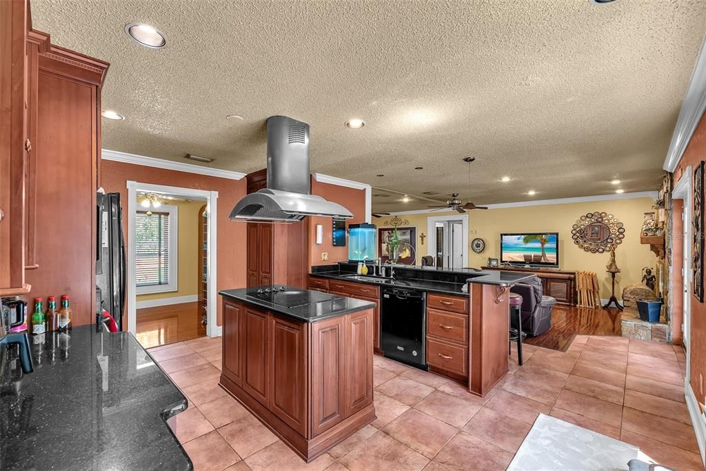 Activo con contrato: $475,000 (3 camas, 2 baños, 3244 Pies cuadrados)