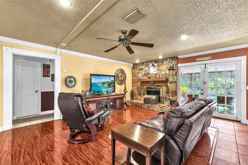 Activo con contrato: $475,000 (3 camas, 2 baños, 3244 Pies cuadrados)