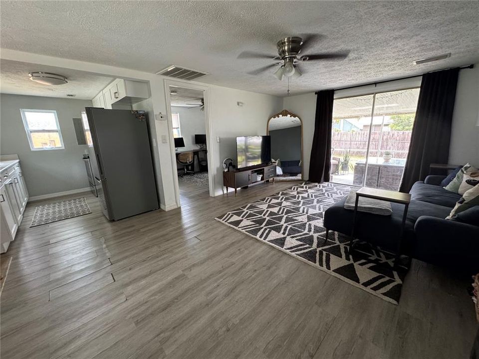 Под контрактом: $194,500 (2 спален, 1 ванн, 695 Квадратных фут)