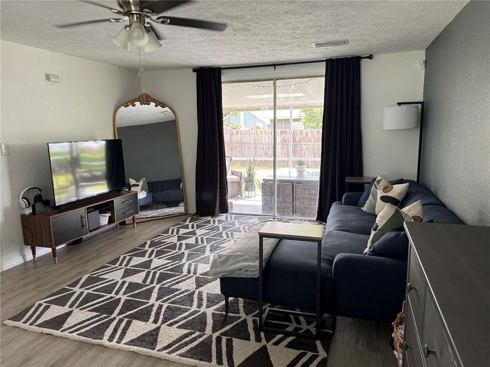 Под контрактом: $194,500 (2 спален, 1 ванн, 695 Квадратных фут)