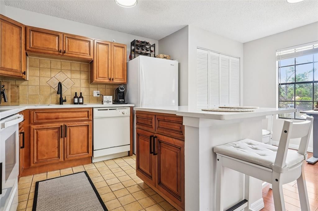 待售: $145,000 (1 贝兹, 1 浴室, 708 平方英尺)