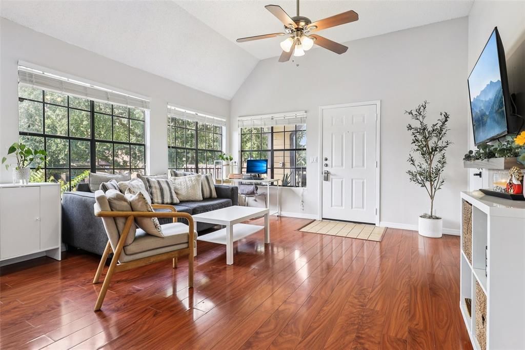 待售: $145,000 (1 贝兹, 1 浴室, 708 平方英尺)