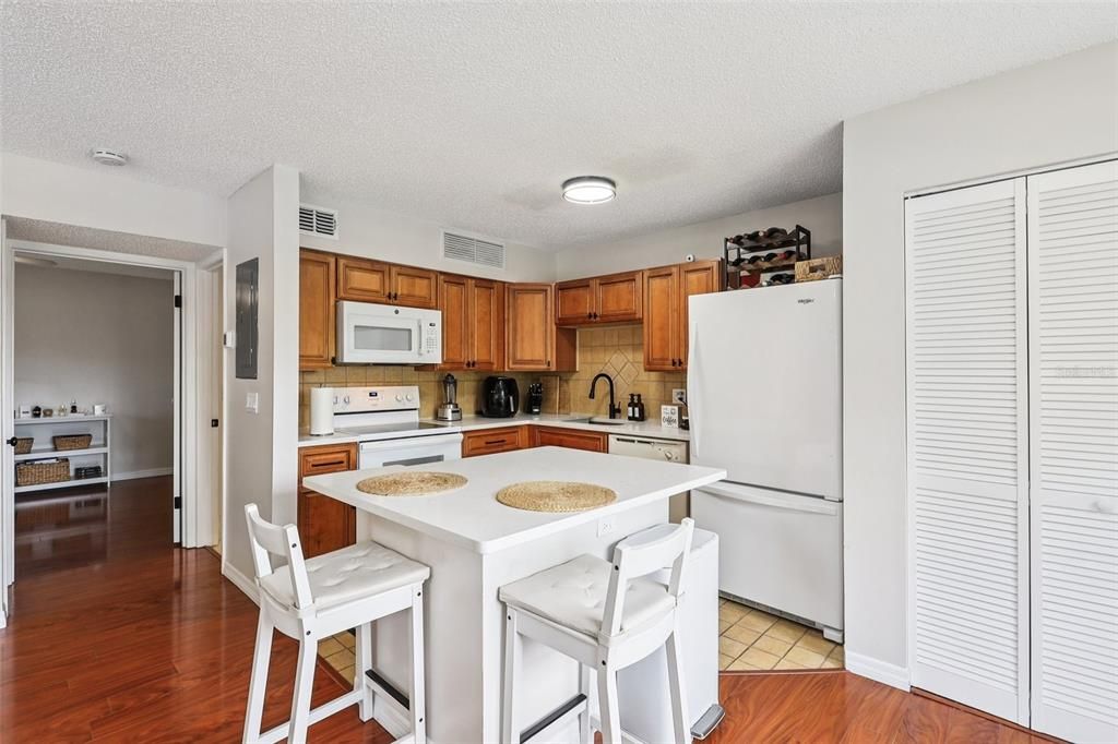 待售: $145,000 (1 贝兹, 1 浴室, 708 平方英尺)