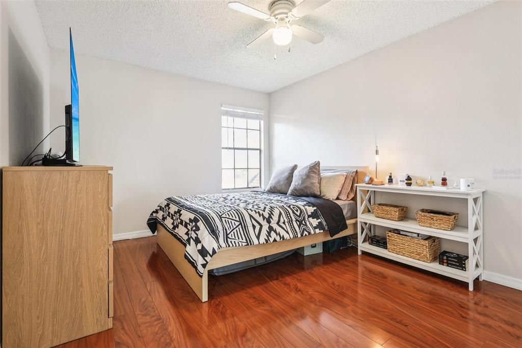 待售: $145,000 (1 贝兹, 1 浴室, 708 平方英尺)