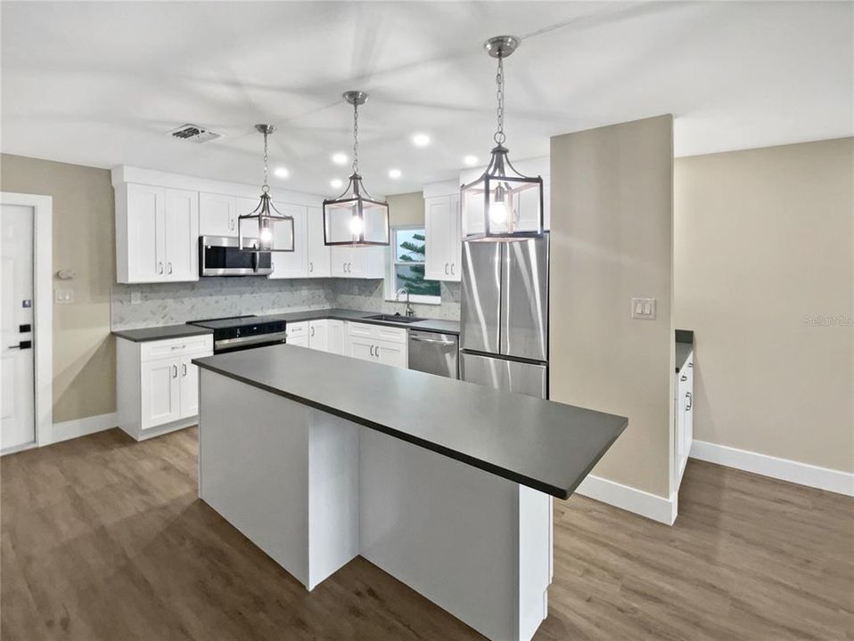 Activo con contrato: $400,000 (2 camas, 2 baños, 1975 Pies cuadrados)