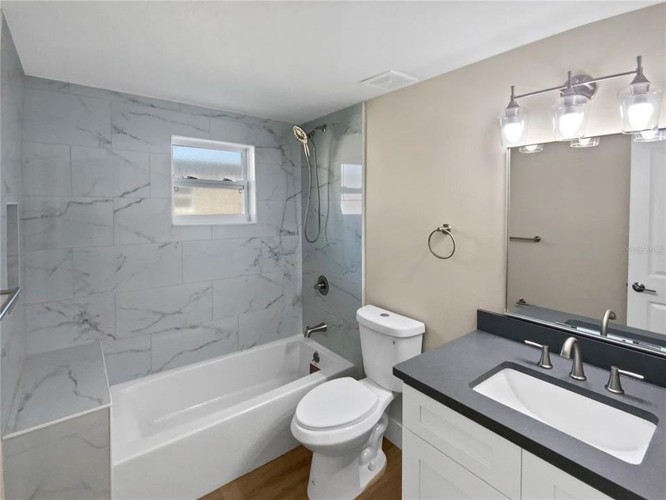 Activo con contrato: $400,000 (2 camas, 2 baños, 1975 Pies cuadrados)