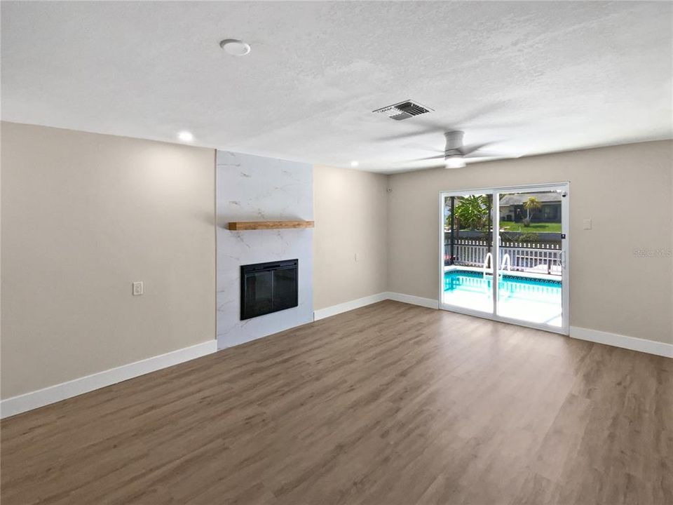 Activo con contrato: $400,000 (2 camas, 2 baños, 1975 Pies cuadrados)