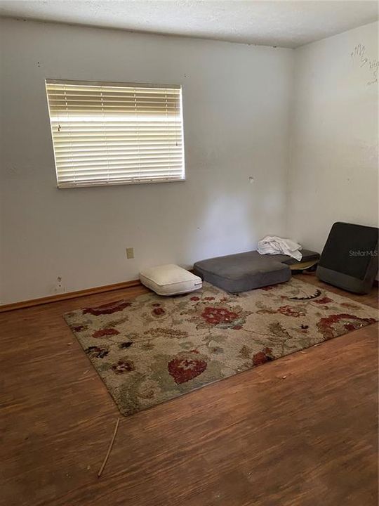 待售: $110,000 (1 贝兹, 1 浴室, 900 平方英尺)