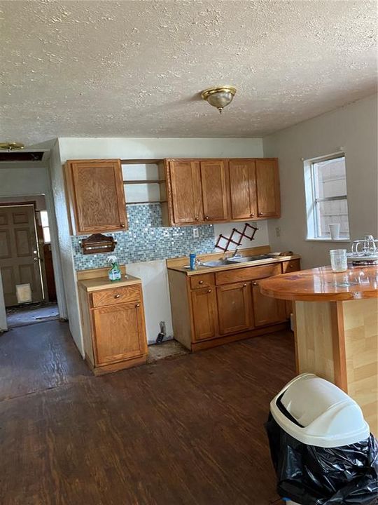 待售: $110,000 (1 贝兹, 1 浴室, 900 平方英尺)