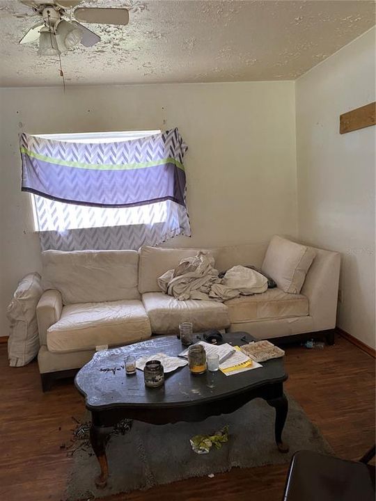 待售: $110,000 (1 贝兹, 1 浴室, 900 平方英尺)