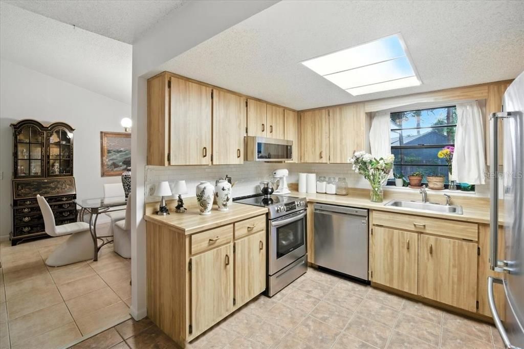 На продажу: $315,900 (3 спален, 2 ванн, 1355 Квадратных фут)