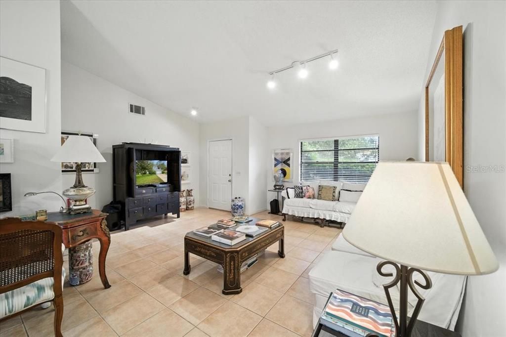 На продажу: $315,900 (3 спален, 2 ванн, 1355 Квадратных фут)