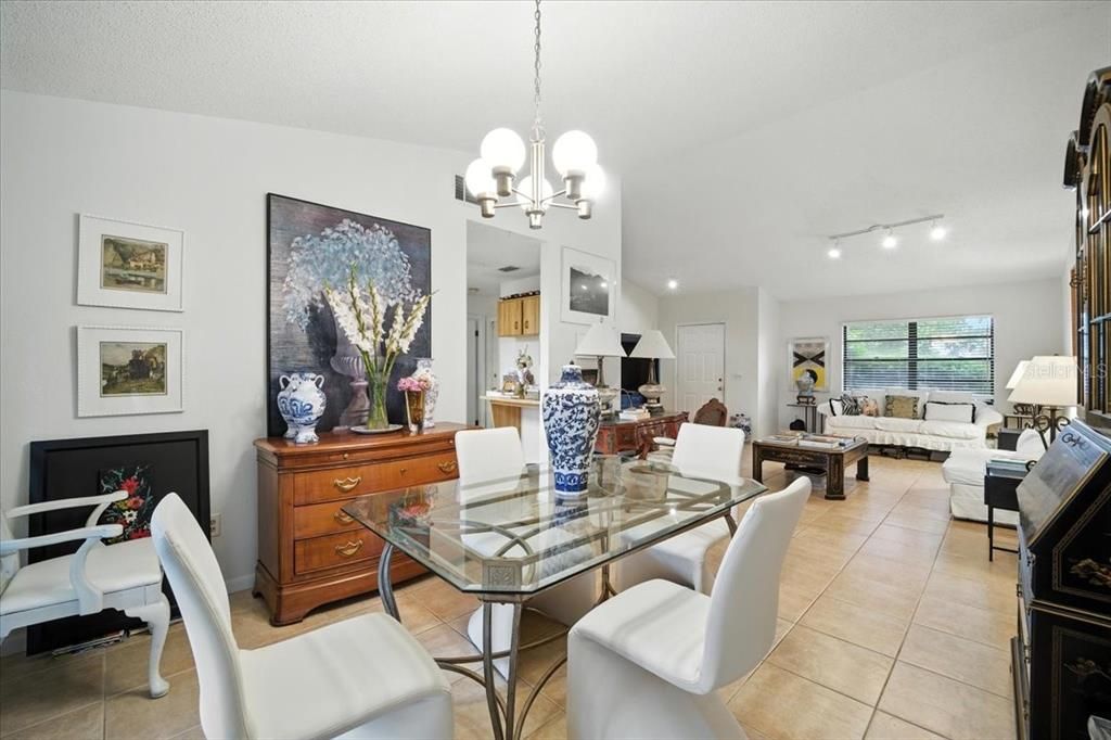 На продажу: $315,900 (3 спален, 2 ванн, 1355 Квадратных фут)